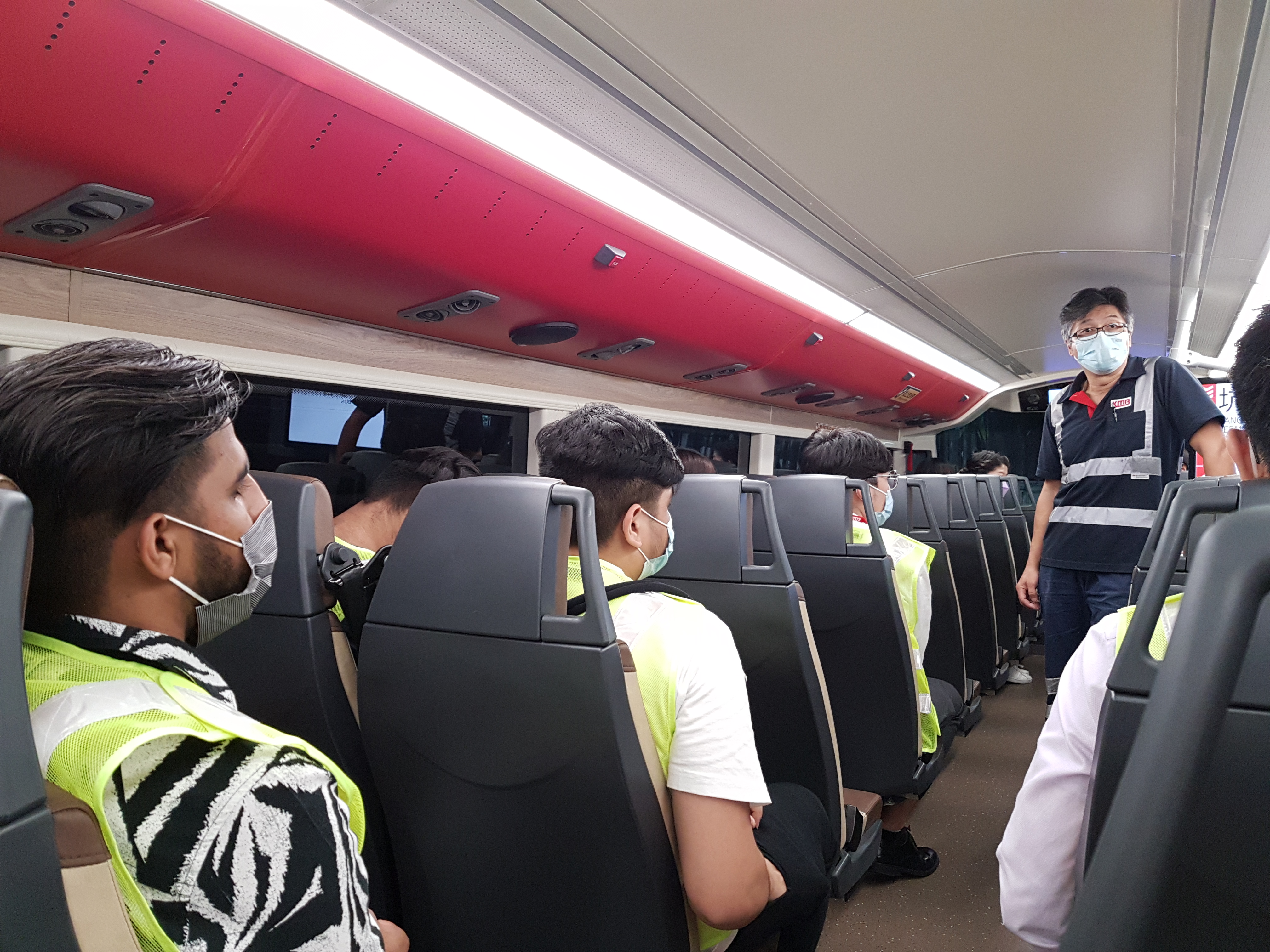 車廠員工帶領參加者乘坐九巴,參觀車廠各部分運作。 車廠員工帶領參加者乘坐九巴,參觀車廠各部分運作。