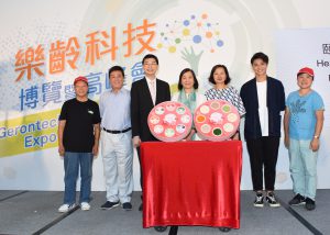香港社會服務聯會行政總裁蔡海偉先生(左三)、滙豐集團總經理及香港上海滙豐銀行有限公司大中華區行政總裁黃碧娟小姐(中)、聖雅各福群會副總幹事李玉芝小姐(右三)、香港影視紅星夏雨先生(左二)、香港viuTV人氣主持黃奕晨先生(右二)和兩位聖雅各福群會長者向大眾推介家居精緻軟餐「盛饌」。