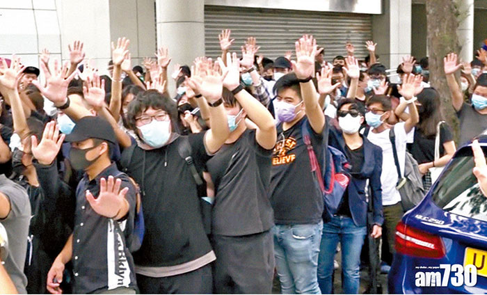 《禁蒙面法》下仍有大批巿民蒙面上街抗议。