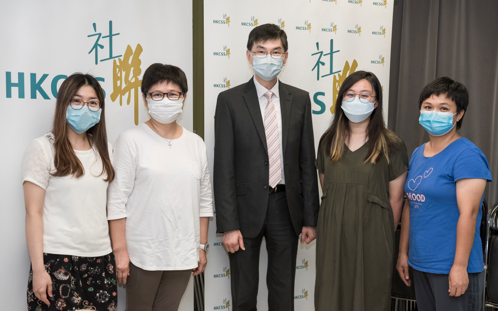 香港社会服务联会行政总裁蔡海伟先生(中)与「 汇 丰 香 港 社 区 伙 伴 计 划 2020 」资助项目社福机构代表:循道卫理中心人力资源发展主任黎敏婷小姐(左一)及社区发展推动基金计划干事陈琬琳小姐(右二),以及相关项目受助人士(左二及右一)合照。