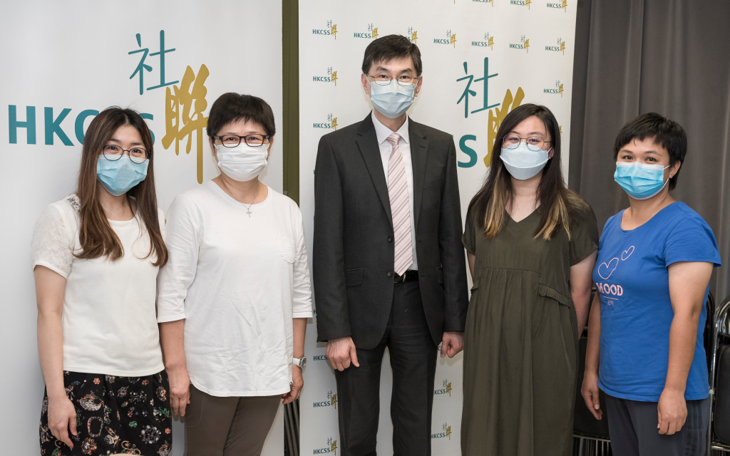 A group photo of Mr. Chua Hoi Wai, Chief Executive of HKCSS (centre) with HSBC Hong Kong Community Partnership Programme 2020 funding projects NGO representatives – Ms. Joyce Lai, Human Resources Development Officer of Methodist Centre (1st left) and Ms. Bessie Chan, Project Coordinator of Community Development Enhancement Fund (2nd right), as well as their project beneficiaries (2nd left and 1st right).