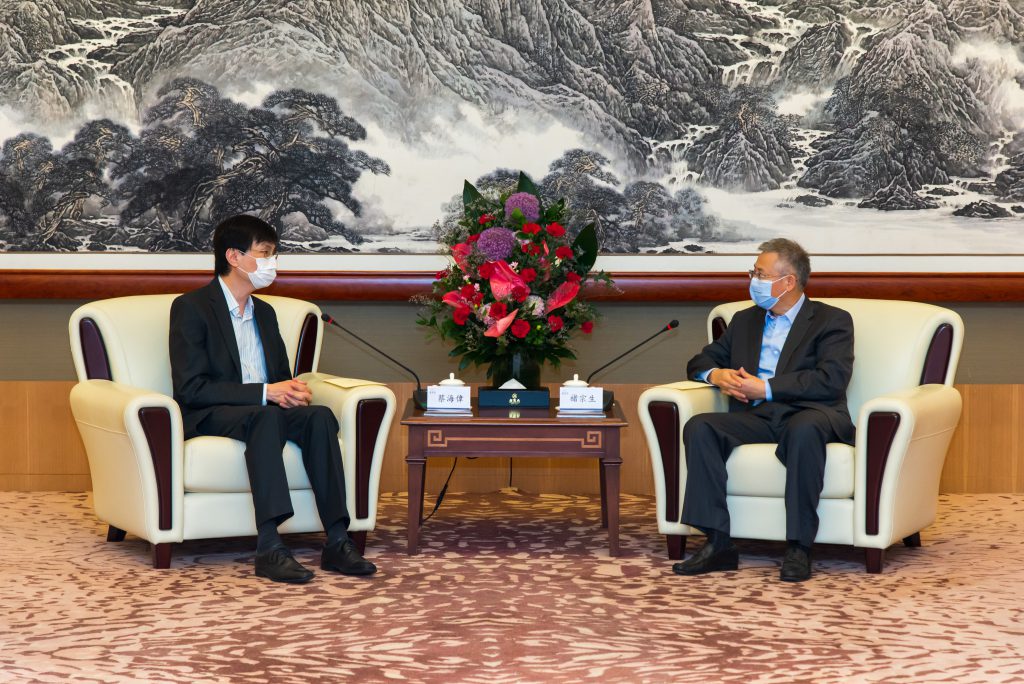 基金會執行副理事長褚宗生先生 (右) 與 社聯行政總裁蔡海偉先生 (左) 討論社會服務的現況及發展
