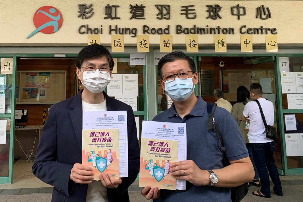 圖片說明:筆者(左)與社署署長梁松泰接種疫苗。