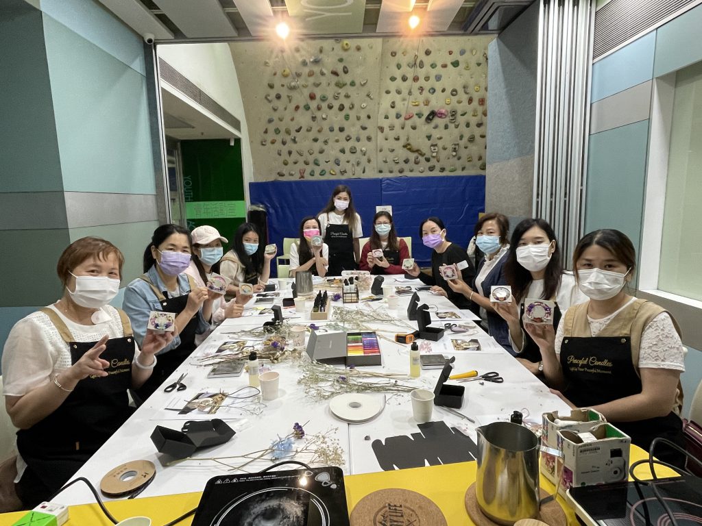 家長藉賽馬會「你」想家長培力計劃舉辦的工作坊,一起做小手工放鬆心情,彼此支持。