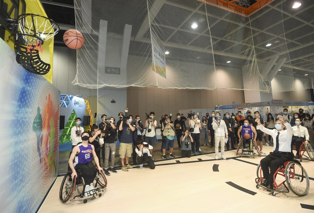 勞工及福利局局長羅致光博士親試輪椅籃球