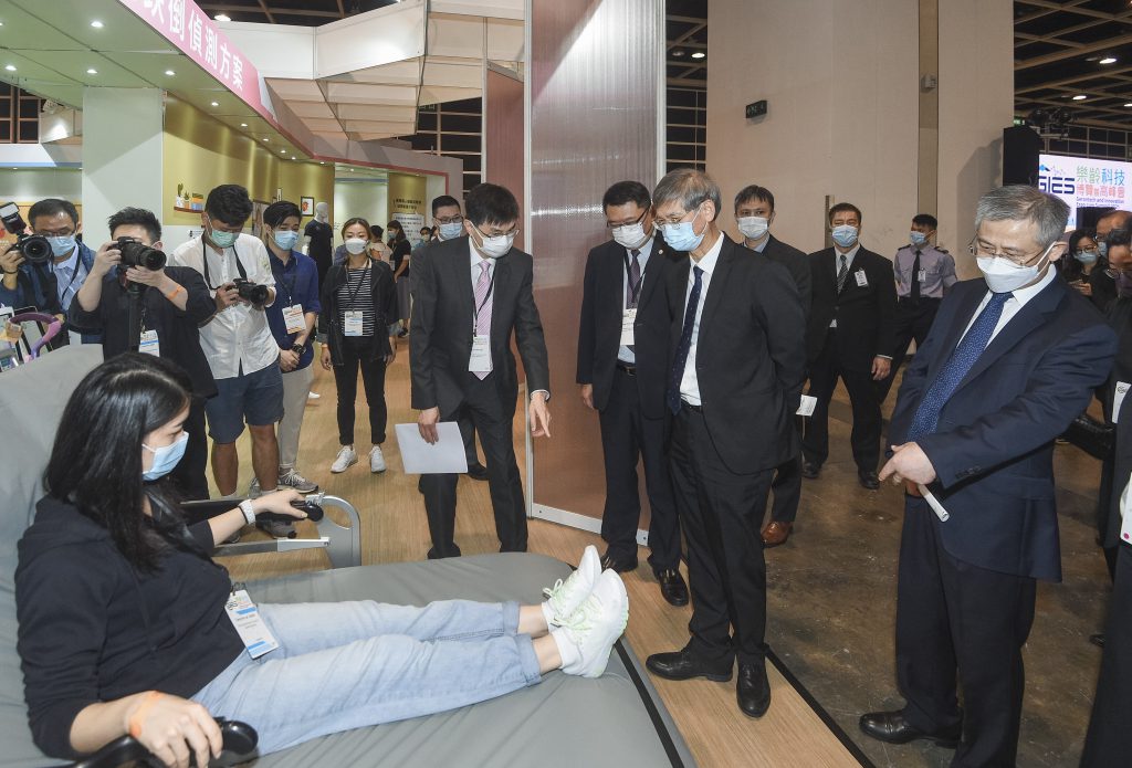 主禮嘉賓參觀樂齡科技產品