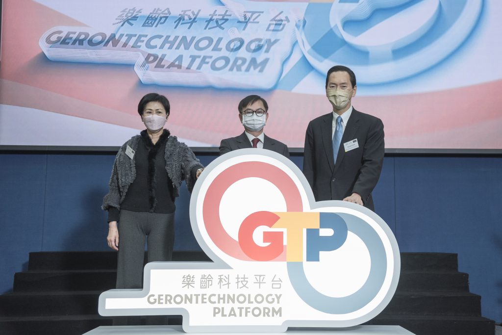 擔任啟動禮主禮嘉賓的香港特別行政區署理創新及科技局局長鍾偉强博士(中)、社聯主席陳智思先生(右)與社會創新及創業發展基金專責小組主席李正儀博士(左),一起主持啟動禮的亮燈儀式。