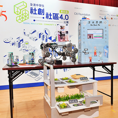 (图片说明:学生为小区排难解忧)