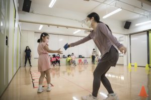 阿冰與女兒參與「同樂日」的接力比賽。