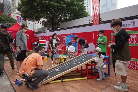 市民在升级再造体验区中体验由智乐儿童游乐协会利用回收物再造的游乐场