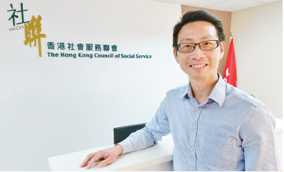何俊傑認為在香港發展晚期照顧系統，必須具層次及系統 地進行，才能訂下不同服務的策略。