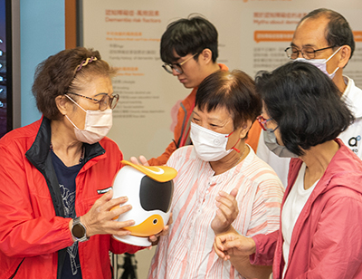 陪伴機械人提供主動式互動、 健康建議、音樂治療、跌倒偵測及通知等功能