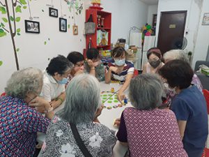 乡郊长者参与村点小组, 正进行桌上智力训练。