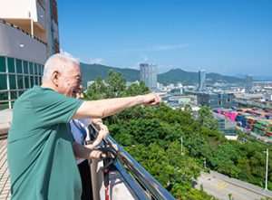 李伯伯希望居住在环 境舒适、地方广阔、 空气清新的地方。