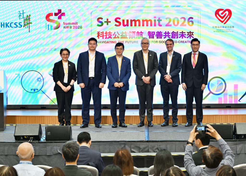 从左至右:社联行政总裁陈文宜议员、腾讯可持续社会价值事业部(SSV)技术架构部架构师朱银良先生、香港特区政府劳工及福利局副局长何启明先生、社联主席管浩鸣议员、澳洲社企Infoxchange行政总裁David Spriggs先生、香港特别行政区立法会科技创新界邱达根议员